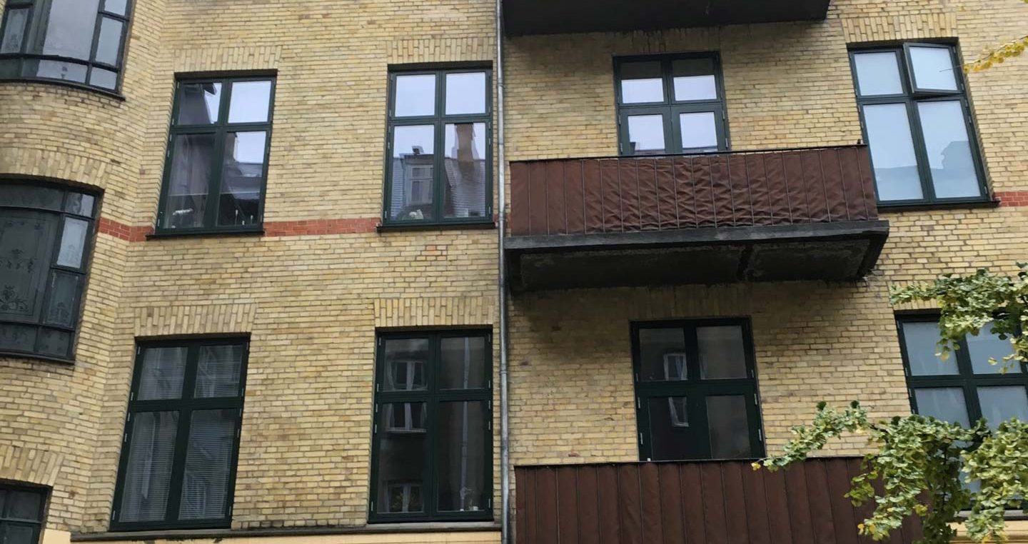 Nedstyrtningstruet altan, som er blevet understøttet for sikkerheden.