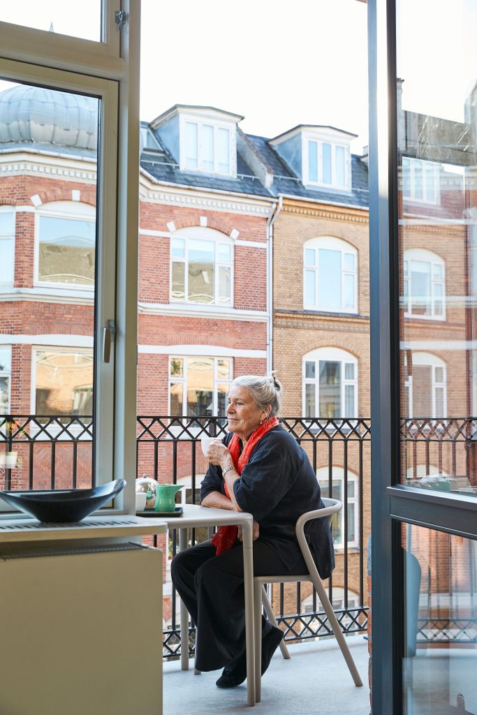 Birgitte, der sidder og nyder en kop kaffe på sin altan
