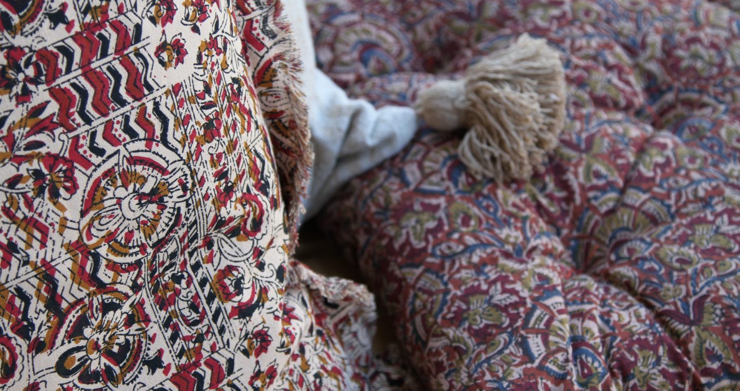 Bløde, mønstrede og farverige tekstiler giver mere liv.