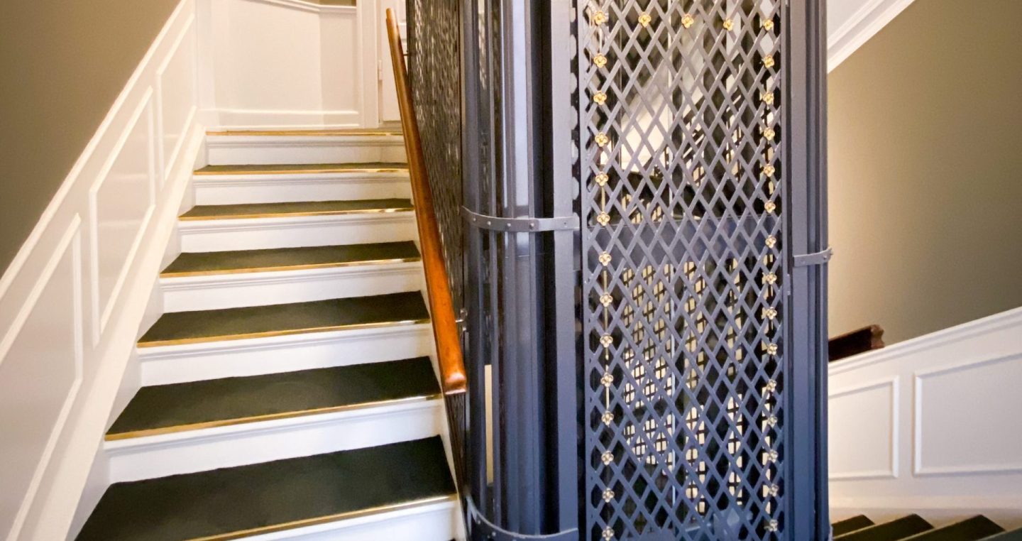 Her er et eksempel på en fornem opgang, hvor der allerede var en gammel elevator. Foreningen ønskede en moderne elevator, men samtidig ville de gerne bevare udtrykket fra den smukke gamle elevator. Det lykkedes os at genbruge gitteret fra den gamle elevator.