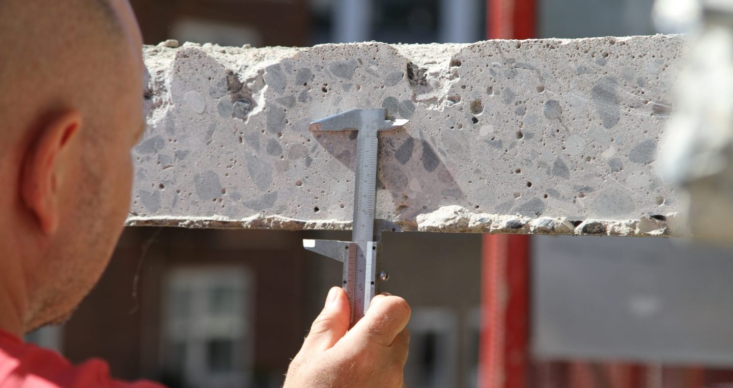 Måling af betonlag i gammel betonbund