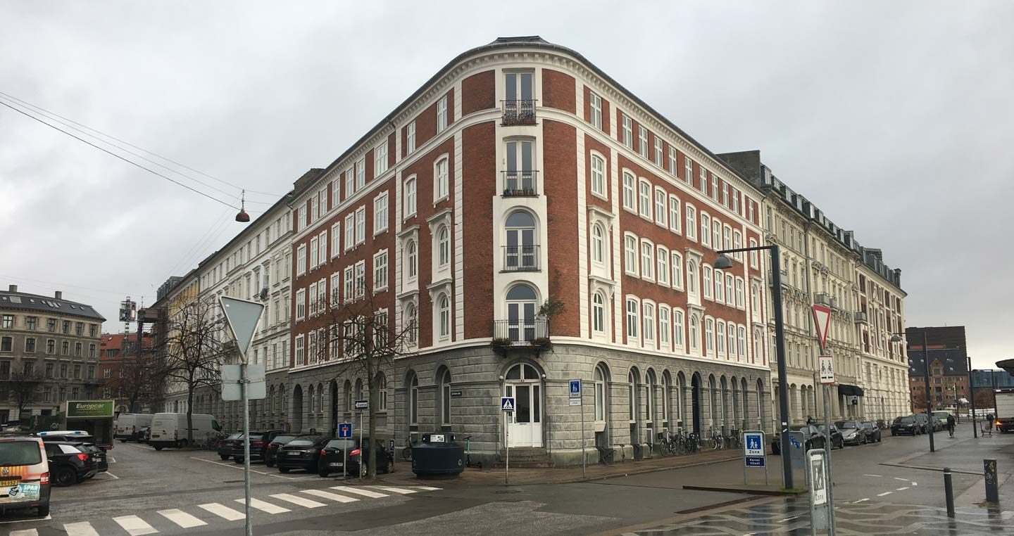 Franske altaner på afskåret gadehjørne