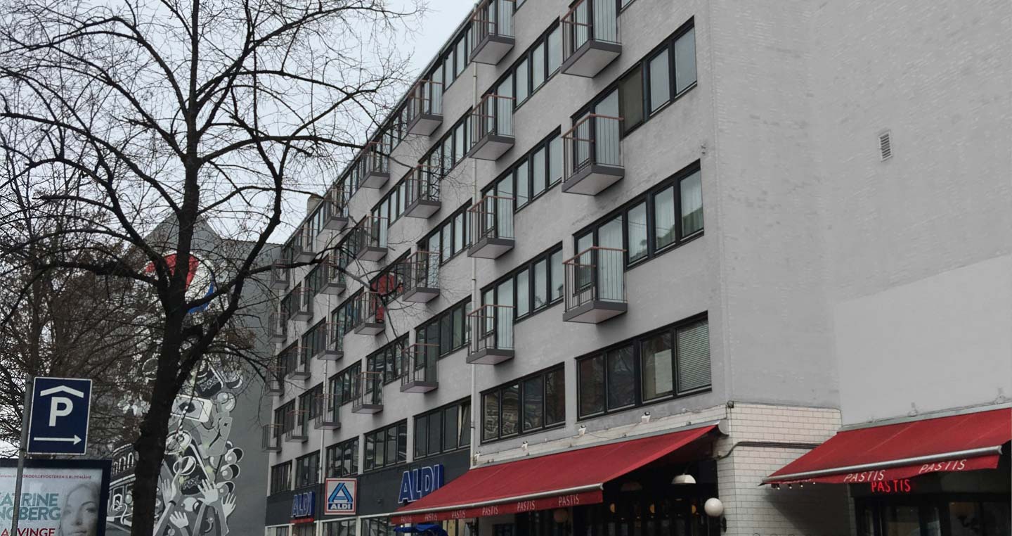 Stålaltaner på Adelgade