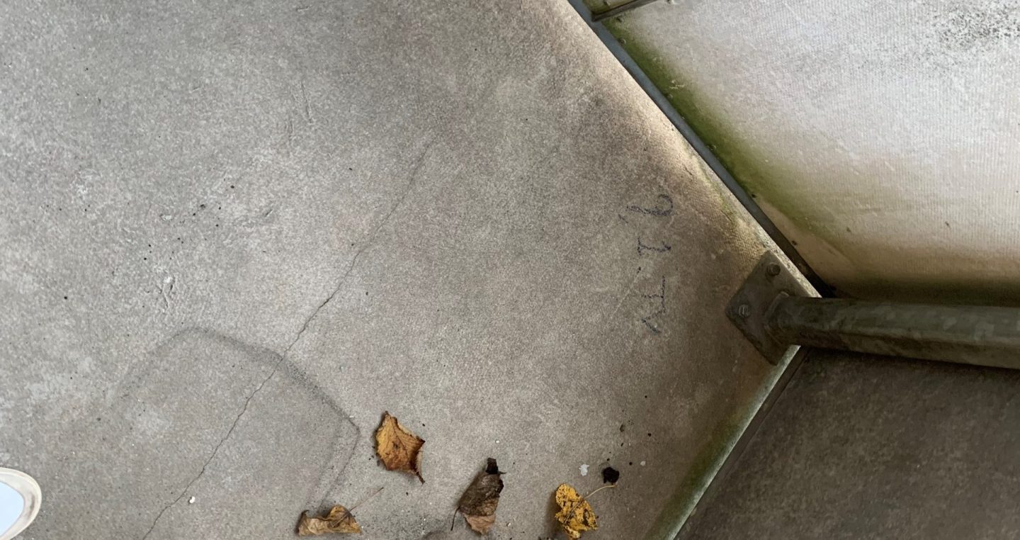 Revner i beton kan have mange årsager, og hvis ikke man har erfaring med eftersyn af betonkonstruktioner, er det vanskeligt at vurdere, om revnerne er kritiske for konstruktionen eller ej. Derfor er det en god ide at bestille et professionelt altaneftersyn, hvis man observerer revner i altanen.