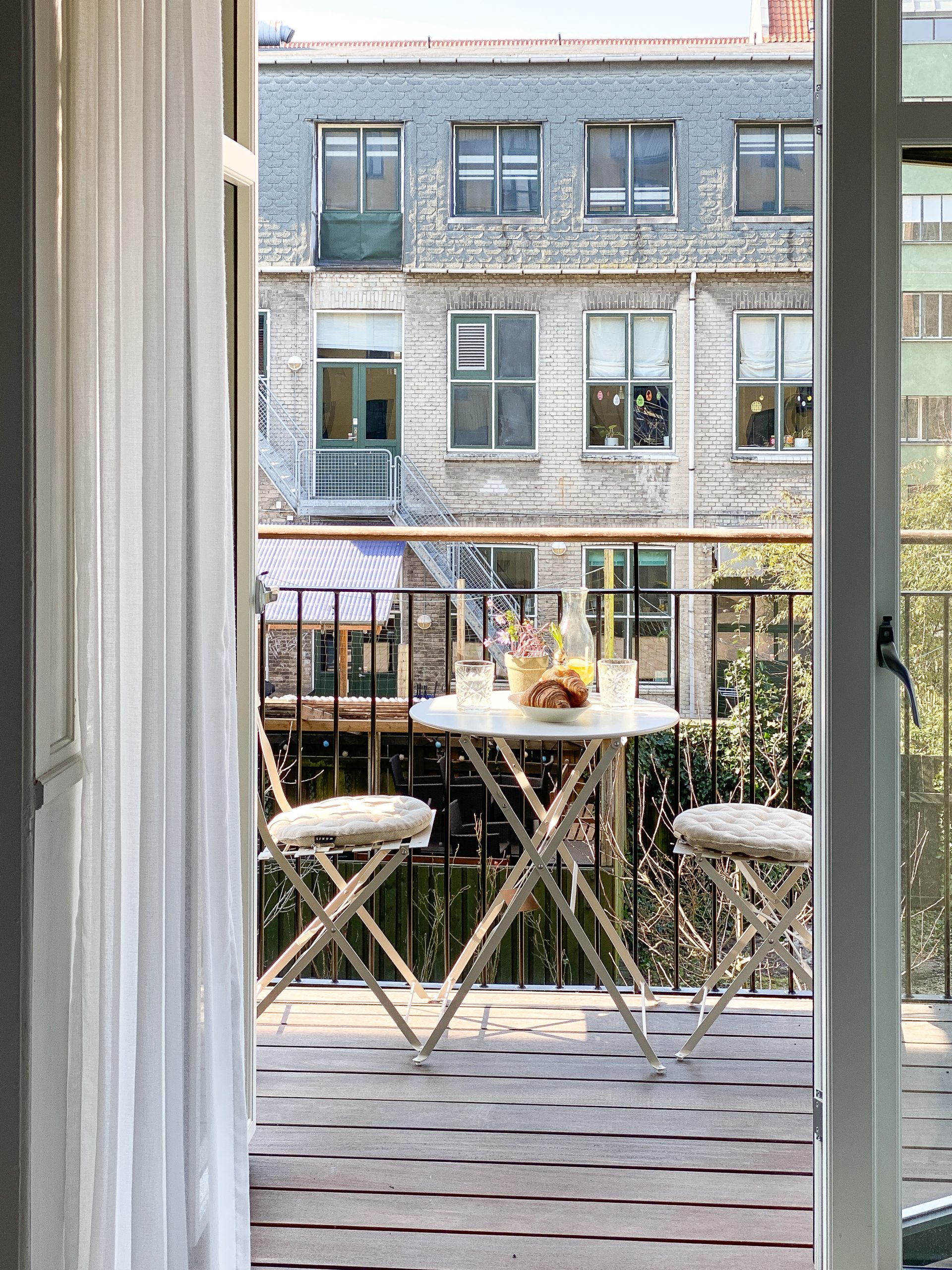 Lækker morgenmad i fransk stil på altanen hos Ditte Fitzner