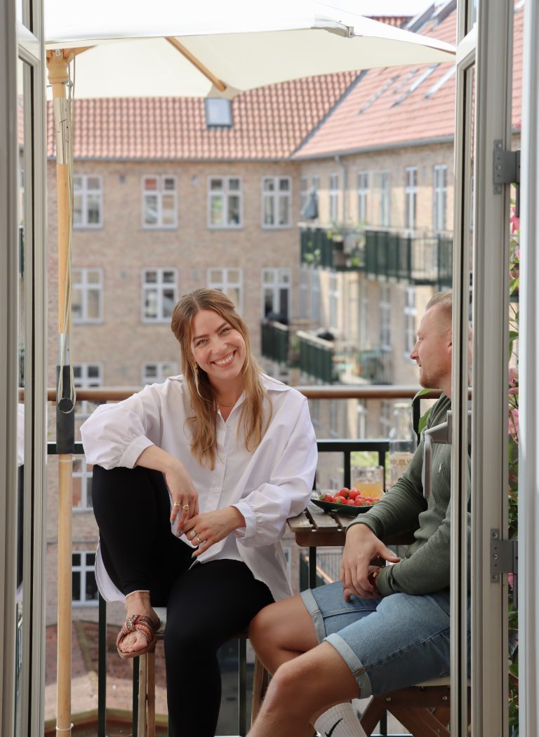 Simone Lykke nyder altanlivet med sin kæreste, Marcel