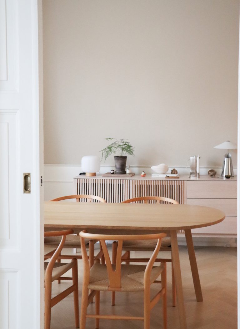 Spisestuen hos Lili og Sunny (Copenhagen Japandi)